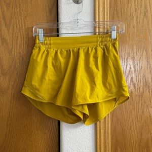 lululemon hotty hot shorts. Auric gold color. 2.5”